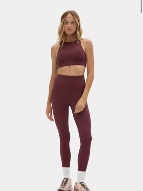 SET - High-Neck Crop Sports Bra & Leggings in Deep Wine